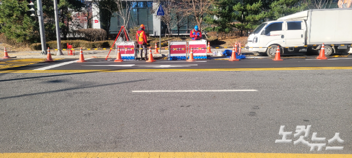 경기 안양 평촌신도시 내 한 도로에서 데이터센터 전력공급용 초고압선 매설 공사가 진행되고 있는 모습. 박창주 기자