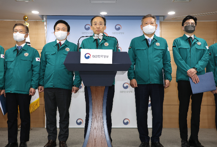 추경호 경제부총리 겸 기획재정부 장관이 8일 정부서울청사 브리핑실에서 '화물연대 집단운송거부' 관련 관계부처 합동 브리핑을 하고 있다. 연합뉴스