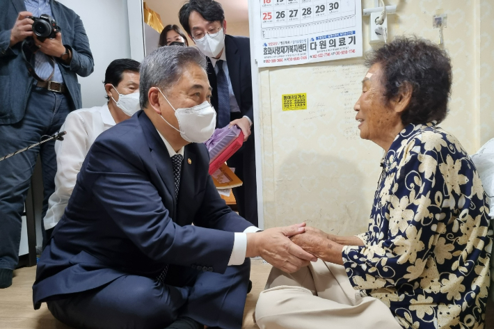 박진 외교부 장관이 지난 9월 2일 일제강점기 강제동원 피해자 양금덕 할머니를 만나 이야기를 나누고 있다. 일제강제동원시민모임 제공