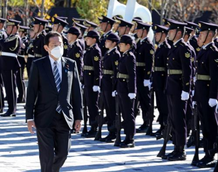 기시다 후미오 일본 총리가 작년 11월 27일 도쿄 네리마구 등에 있는 육상자위대의 아사카 주둔지에서 병력을 사열하고 있다. 연합뉴스