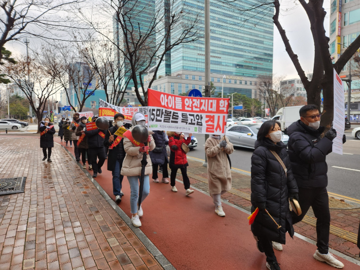 안양지역 데이터센터 관련 초고압선 지중화 공사에 대해 주민들이 안양시청 앞에서 반대집회를 하고 있는 모습. 주민단체 측 제공