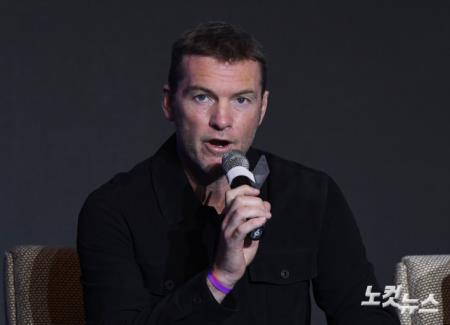 인사말하는 샘 워싱턴