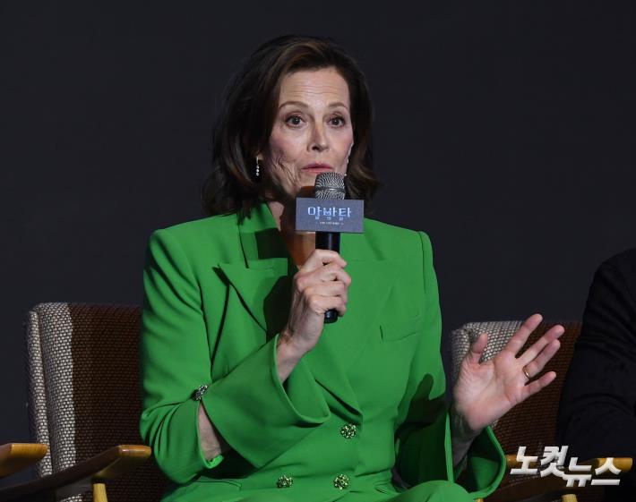 인사말하는 시고니 위버