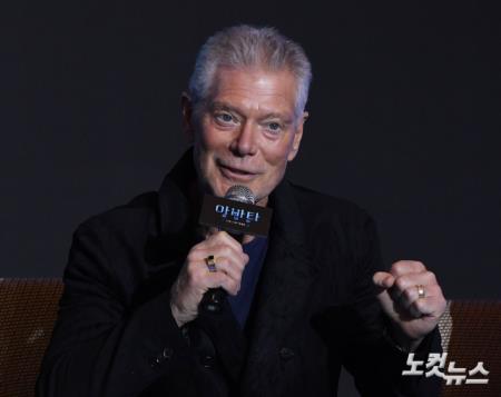 인사말하는 스티븐 랭