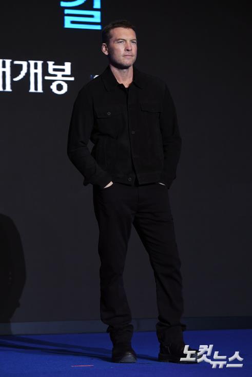 포즈 취하는 샘 워싱턴