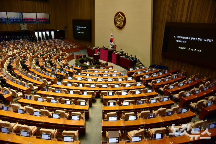 지난 11일 서울 여의도 국회에서 열린 본회의에 이상민 행정안전부 장관의 해임건의안이 상정되자 국민의힘 의원들이 퇴장해 빈자리가 보이는 모습. 윤창원 기자