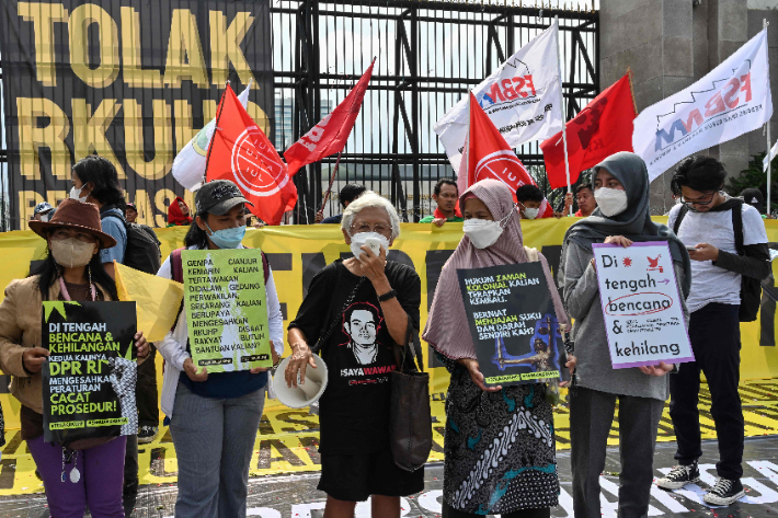 인도네시아 인권 단체들이 국회 밖에서 새로운 형법에 대해 반대하며 시위를 벌이는 모습. 연합뉴스