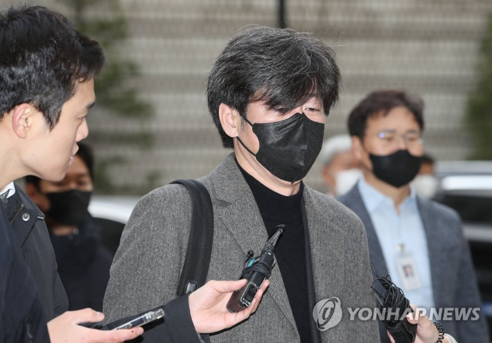 남욱 변호사가 9일 오전 서초구 서울중앙지방법원에서 열린 대장동 개발 사업 로비·특혜 의혹 관련 1심 속행 공판에 출석하고 있다. 연합뉴스