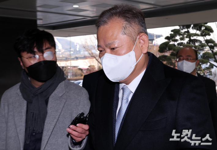 국회에서 해임건의안이 통과된 이상민 행정안전부 장관이 12일 서울 종로구 정부서울청사로 출근하고 있다. 박종민 기자