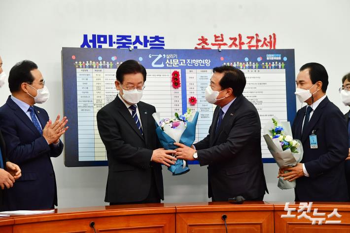 납품단가 연동제법 국회 통과, 이재명 대표에게 꽃 전달하는 김기문 회장