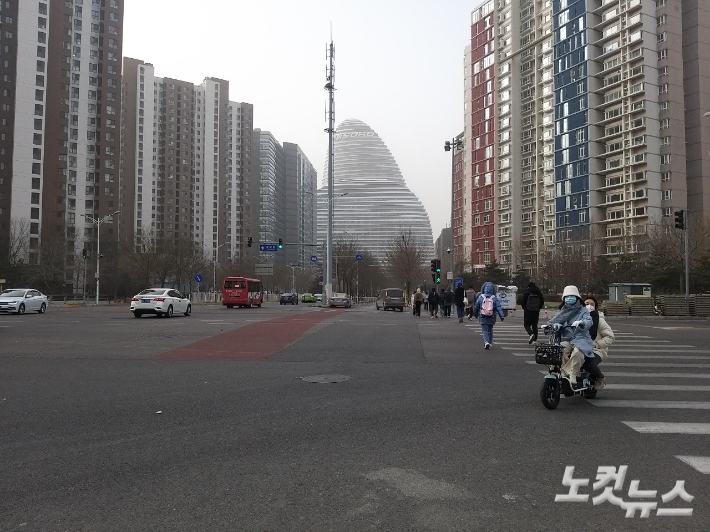 평소 출근 인파로 붐볐을 오전 10시 직전 왕징 소호로 향하는 주요 지점의 한산한 출근길 전경. 안성용 기자