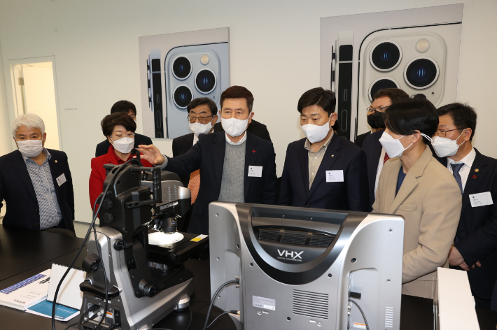 이강덕 포항시장을 비롯한 기념행사 참석자들이 애플 제조업 R&D 지원센터를 둘러보고 있다. 포항시 제공