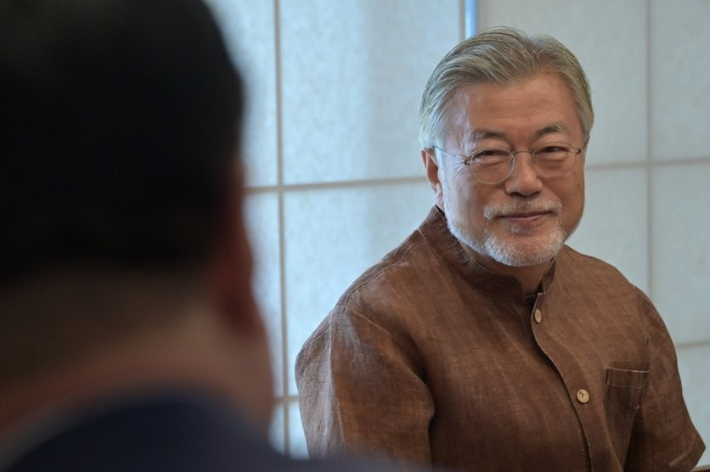 문재인 전 대통령이 지난 8월 29일 경남 양산시 평산마을 사저에서 이재명 대표 등 더불어민주당 신임 지도부의 예방을 받고 대화하고 있다. 더불어민주당 제공