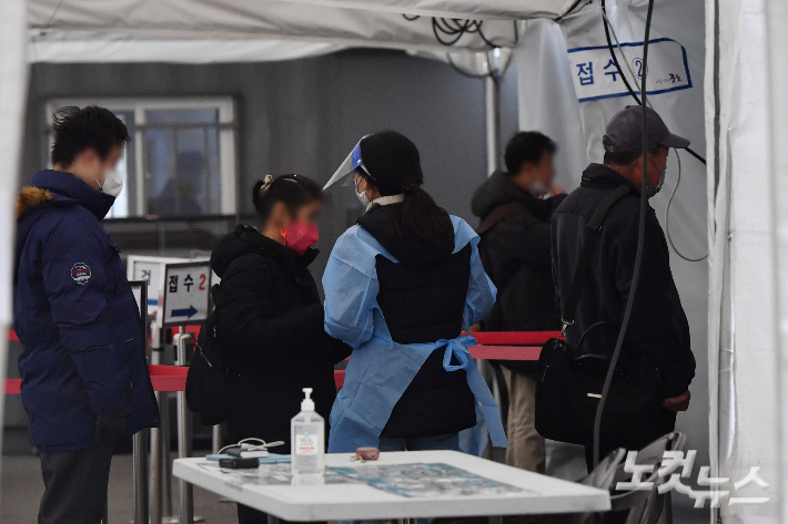 정부가 실내 마스크 착용 해제를 검토하고 있는 가운데 코로나19가 다시 증가세를 보이고 있는 12일 오후 서울 중구 서울역 임시선별검사소에 시민들이 코로나19 검사를 받기 위해 대기하고 있다. 이날 신규 확진자 수는 2만5천명대를 기록했으며 월요일 기준으로 13주 만에 가장 많다. 류영주 기자