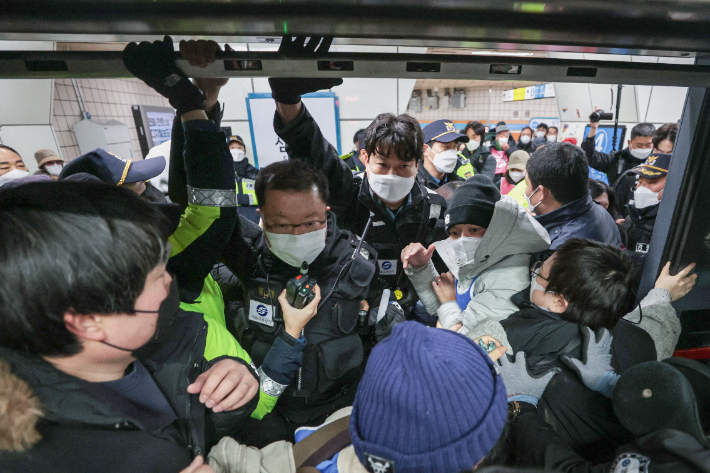 충돌 발생한 전장연 지하철 탑승 시위. 연합뉴스
