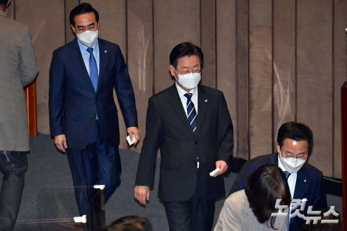 더불어민주당 이재명 대표와 박홍근 원내대표가 11일 서울 여의도 국회에서 열린 본회의에서 이상민 행정안전부 장관의 해임건의안 표결에 참여하고 있다. 윤창원 기자