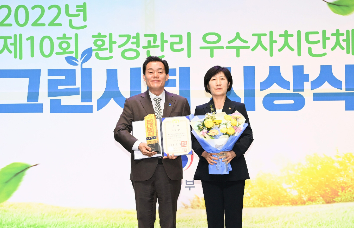 지난 10월 환경부 그린시티 시상식에서 대상을 받은 이재준(왼쪽) 수원특례시장이 한화진 환경부 장관과 기념사진을 촬영하고 있는 모습. 수원특례시청 제공