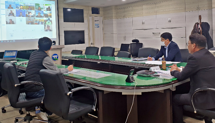 12일 노형수 고창 부군수(우측)가 비대면으로 진행된 전국 원전동맹 회의에 참석했다. 고창군 제공