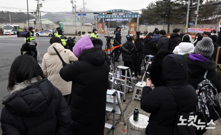 5사단 신병교육대 앞에 모인 BTS 팬들