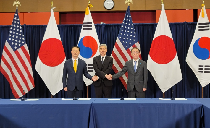 김건(왼쪽) 외교부 한반도평화교섭본부장과 성 김(가운데) 미 국무부 대북특별대표, 후나코시 다케히로(오른쪽) 일본 외무성 아시아대양주국장이 13일(현지시간) 인도네시아 자카르타 내 주인도네시아 미국 대사관에서 열린 한미일 3국 북핵 수석대표 협의를 시작하기 전 악수하고 있다. 연합뉴스