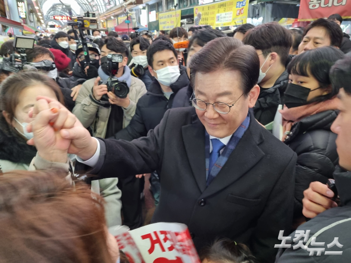 이재명 더불어민주당 대표가 13일 충남 천안 중앙시장을 방문해 지지자들과 인사를 하고 있다. 인상준 기자