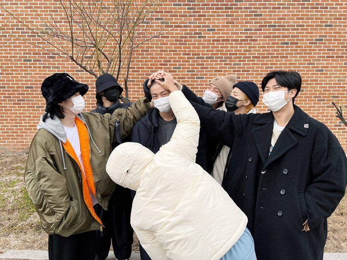 그룹 방탄소년단 진(사진 가운데)이 13일 오후 경기도 연천군 5사단 신병교육대로 입소했다. 방탄소년단 공식 트위터