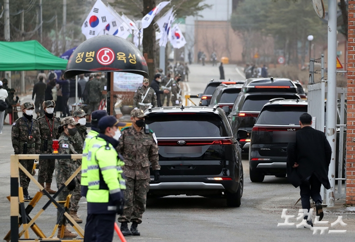 전 세계적으로 인기를 끌어온 그룹 방탄소년단(BTS) 맏형 진(김석진)의 입대일인 13일 오후 경기도 연천군 5사단 신병교육대 안으로 진을 비롯한 BTS 멤버들이 탑승한 차량이 들어서고 있다. 연천=황진환 기자