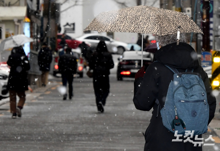 지난 6일 서울시내 한 주택가에서 시민들이 발길을 재촉하고 있다. 황진환 기자