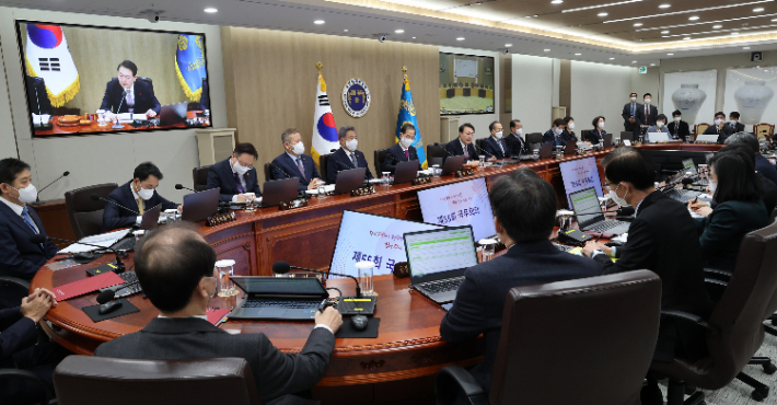 윤석열 대통령이 지난 13일 서울 용산 대통령실 청사에서  국무회의를 주재하고 있다. 연합뉴스