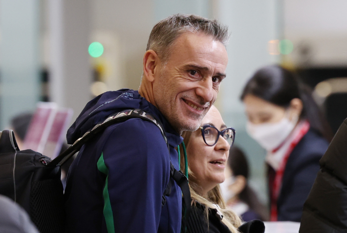 파울루 벤투 감독이 13일 오후 인천국제공항을 통해 포르투갈로 출국하고 있다. 연합뉴스