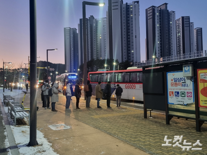 서울로 출퇴근을 하는 시민들이 다음 버스를 기다리고 있다. 정성욱 기자
