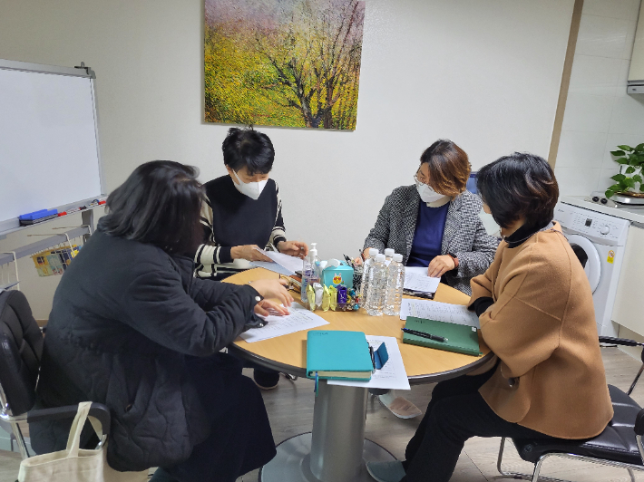 상담실에서 사회복지사들과 함께 한 상담사례스터디. 강미라센터장 제공