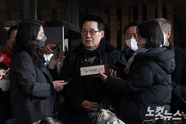 박지원 전 국가정보원장이 14일 오전 서해 공무원 피격 사건 관련 검찰 조사를 받기 위해 서울 서초구 서울중앙지검에 출석하고 있다. 박종민 기자