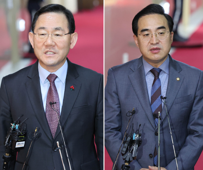 국민의힘 주호영 원내대표(왼쪽)와 더불어민주당 박홍근 원내대표가 13일 오후 국회 의장실에서 내년도 예산안 협상을 벌이고 나와 취재진의 질문에 답변하고 있다. 연합뉴스