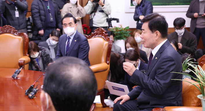 김진표 국회의장이 15일 국회 의장실에서 열린 내년도 예산안 협상을 위한 여야 원내대표 회동에서 발언하고 있다. 연합뉴스