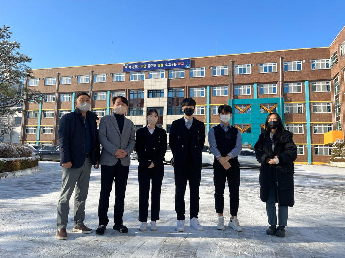 대전도시과학고등학교 교사와 공무원 시험 합격에 학생들. 대전도시과학고 제공