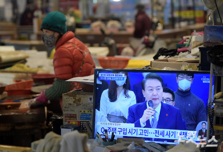 15일 오후 서울 서대문구 인왕시장에서 상인들이 윤석열 대통령 주재 제1차 국정과제 점검회의 생중계를 시청하고 있다. 황진환 기자