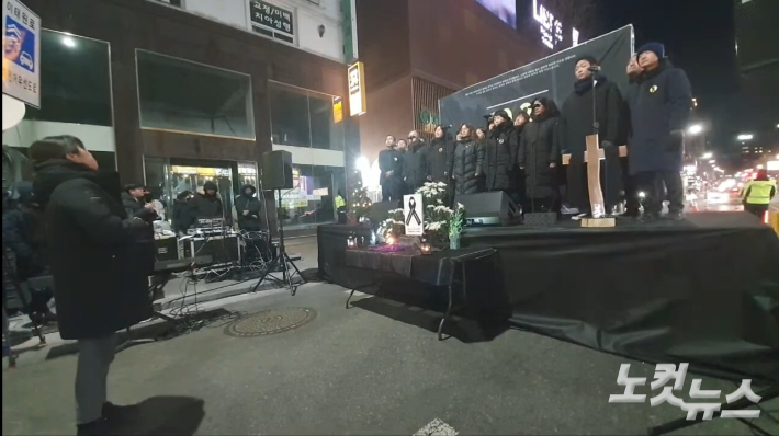 4.16합창단이 '잊지 않을께'를 부르며 유가족들을 위로하고 있다.