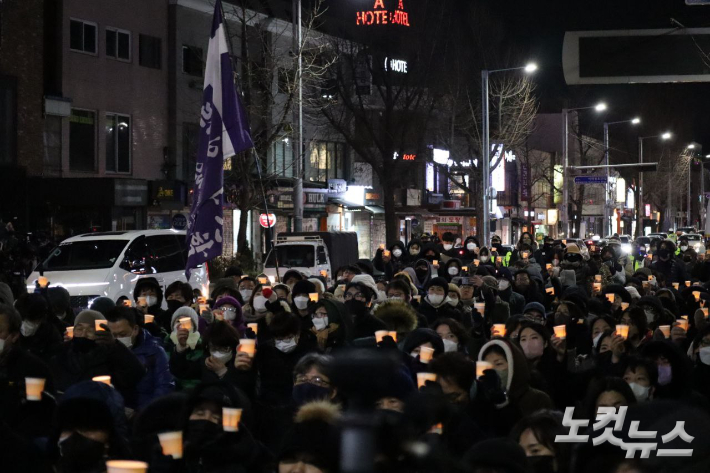10.29 이태원참사 그리스도인 추모기도회는 체감온도 영하 10도에 이르는 추위 속에도 2시간 여 동안 진행됐다. 기도회 자리를 지키고 있는 기도회 참석자들.