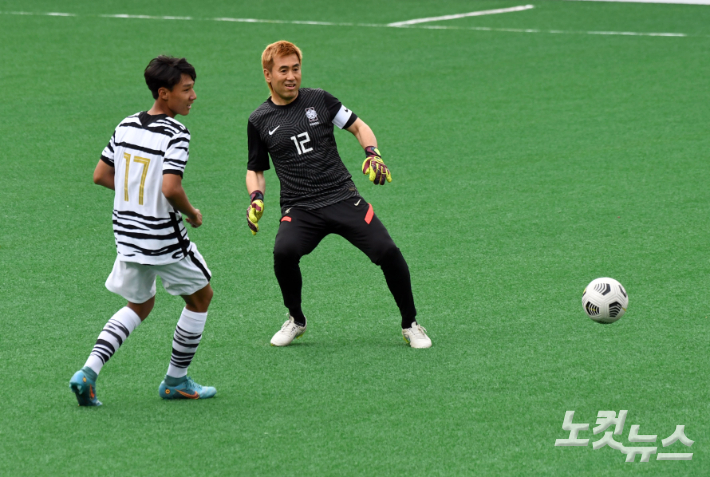 지난 6월 5일 오후 서울월드컵경기장 보조경기장에서 열린 '2002년 월드컵 20주년 기념' 레전드 올스타전 출전한 2002레전드팀 김병지가 패스를 하고 있다. 황진환 기자