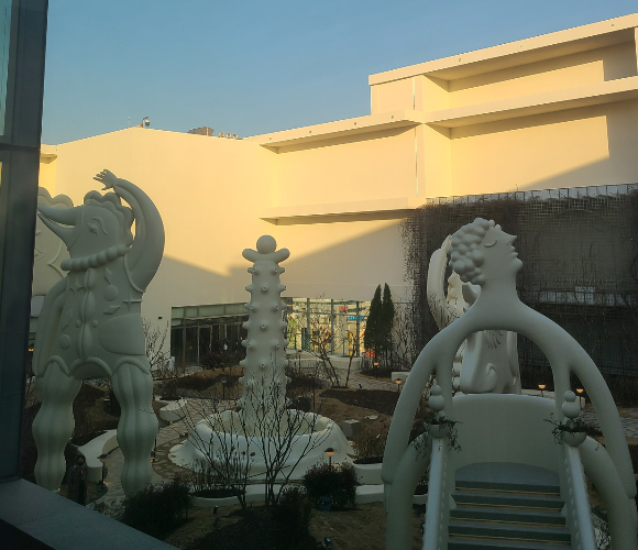 더현대 대구 9층 실외 조각공원. 더현대 대구 제공