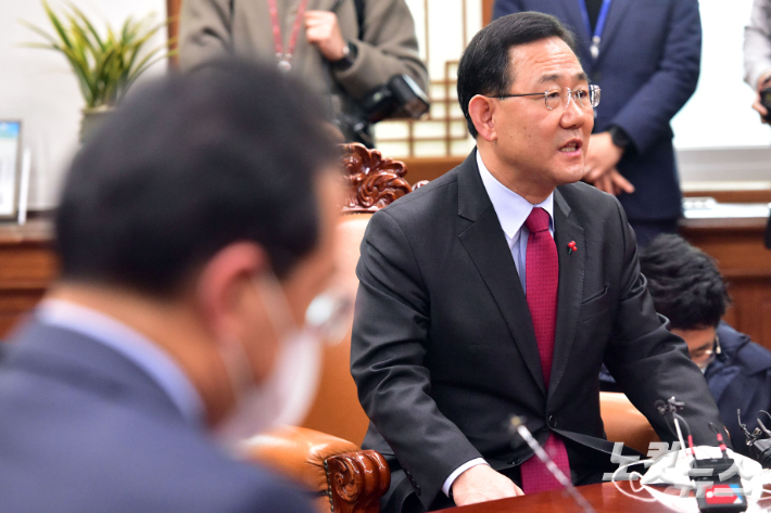 국민의힘 주호영 원내대표가 15일 서울 여의도 국회 의장실에서 열린 의장 주재 여야 원내대표 회동에서 발언을 하고 있다. 윤창원 기자