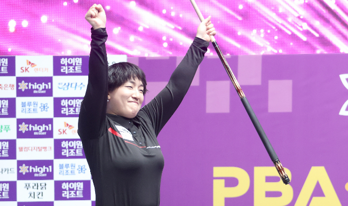 히가시우치가 15일 강원도 정선군 하이원리조트에서 열린 '하이원리조트 PBA-LPBA 챔피언십 2022' 여자부 결승에서 우승한 뒤 기뻐하고 있다. PBA