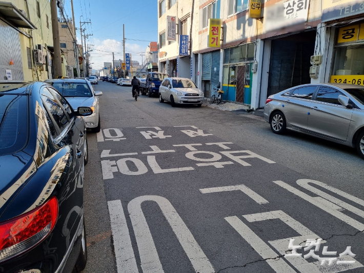 부산 사상구 한 초등학교 인근 어린이보호구역 내 길가에 차량이 주차된 모습. 박진홍 기자