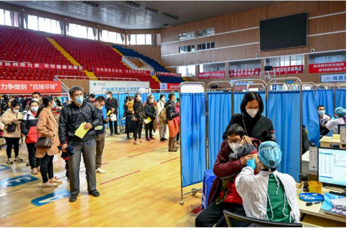 지난 6일 중국 광둥성에서 주민이 코로나19 백신을 접종하는 모습. SCMP 캡처 