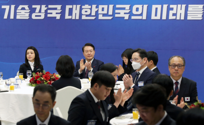 윤석열 대통령과 김건희 여사가 16일  경기도 성남시 한국잡월드에서 열린 국제기능올림픽 선수단 격려 오찬에 참석, 이재용 삼성전자 회장 등과 함께 선수단의 활약상을 담은 동영상을 시청한 뒤 박수를 치는 모습. 연합뉴스