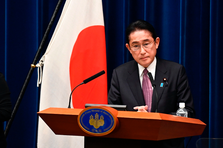  기시다 후미오 일본 총리가 16일 도쿄에서 기자회견을 열어 반격 능력 필요성을 강조하고 있다. 연합뉴스
