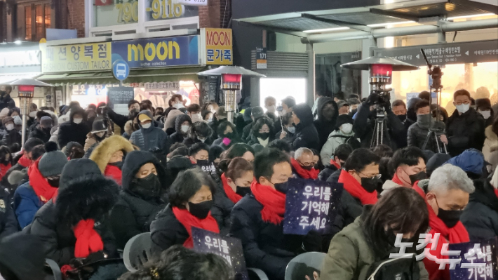 16일 오후 6시 34분 유가족과 시민들이 참사 희생자들을 기리는 묵념을 진행하고 있다. 양형욱 기자