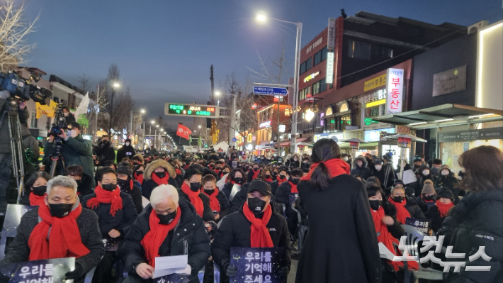 16일 오후 6시부터 이태원역 1번 출구 앞에서 '10.29 이태원 참사 49일 시민추모제'가 개최된 모습이다. 양형욱 기자