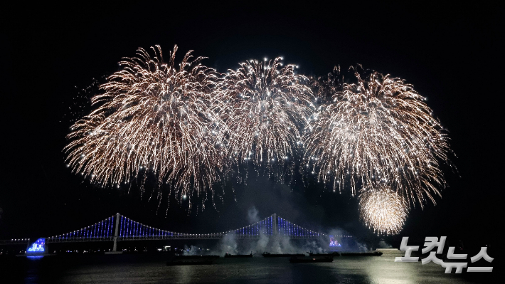 제17회 부산불꽃축제가 17일 저녁 부산 광안리해수욕장에서 열렸다. 김헤민 기자